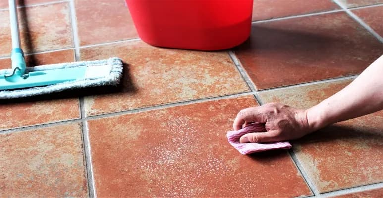 Jak prawidłowo myć gres szkliwiony, aby uniknąć uszkodzeń i zachować blask