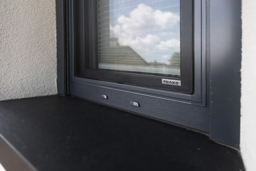 Jak skutecznie przykleić parapet zewnętrzny blaszany, by uniknąć problemów