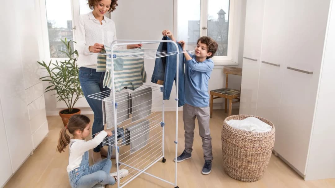 Sprytne sposoby jak suszyć pranie w małej łazience: 8 skutecznych porad