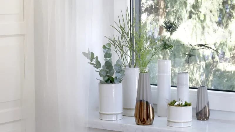 Najlepsze pomysły na to, jak ozdobić parapet na zewnątrz i zachwycić gości