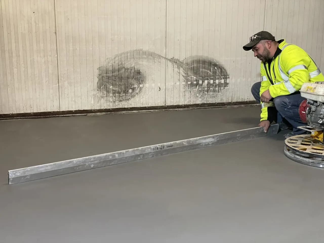 Jak prawidłowo wymieszać beton z worka? Unikaj kosztownych błędów