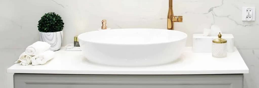 Wybierz idealny kamień na blat do łazienki: porównanie 5 najlepszych materiałów
