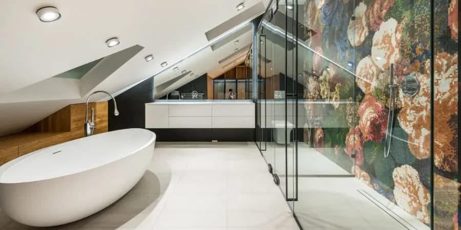 Jak tanio i skutecznie nakleić nowe dekoracje na płytki do łazienki - TOP metody