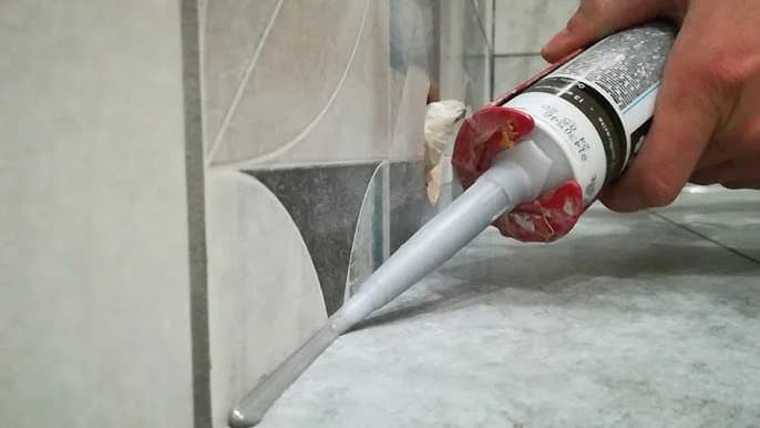 Poznaj proste sposoby jak położyć silikon w łazience - kompletna instrukcja