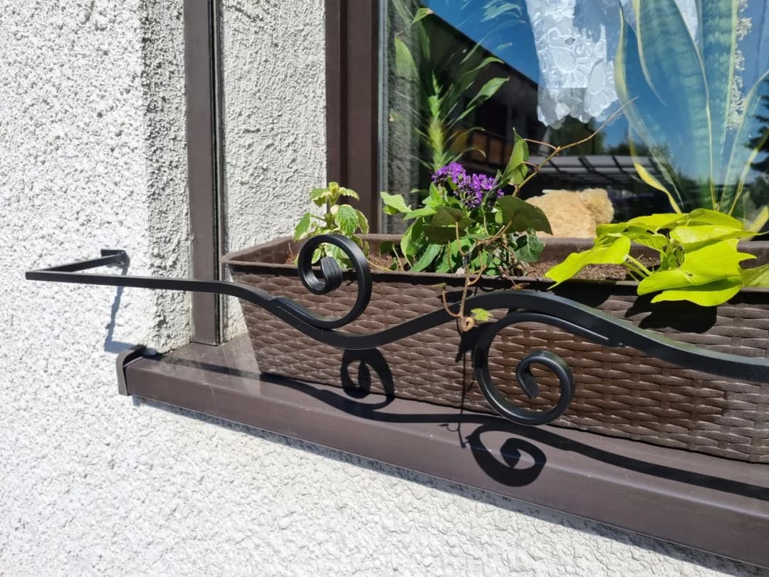 Jak zabezpieczyć doniczki na parapecie zewnętrznym przed uszkodzeniem