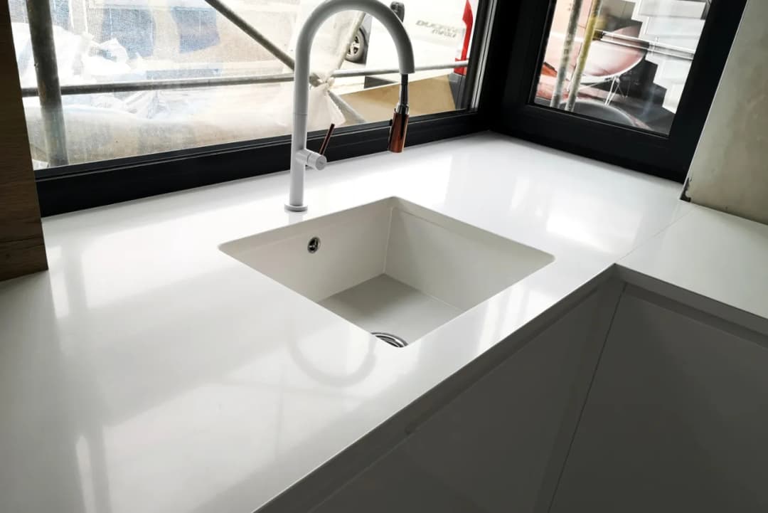 Jak połączyć parapet z blatem kuchennym, by zyskać funkcjonalność i styl