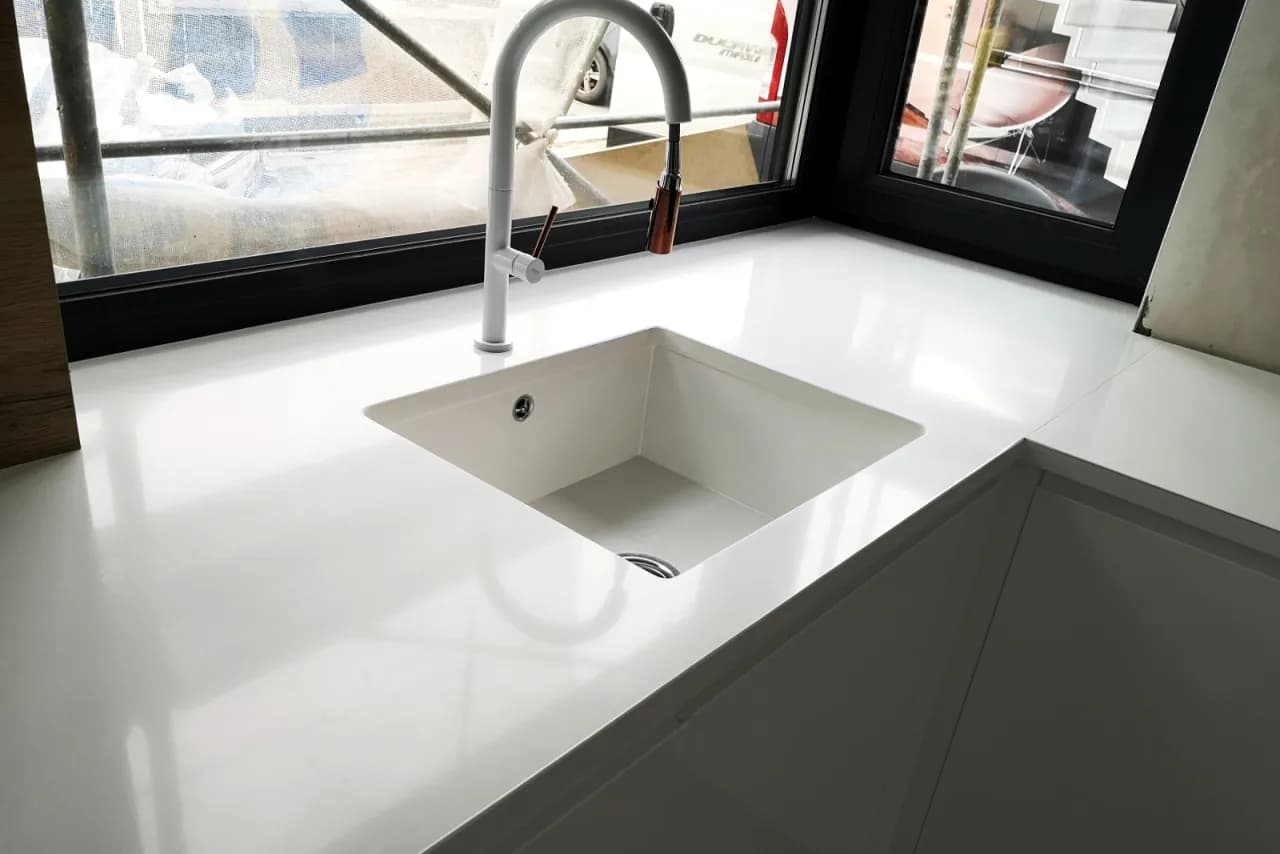 Jak połączyć parapet z blatem kuchennym, by zyskać funkcjonalność i styl