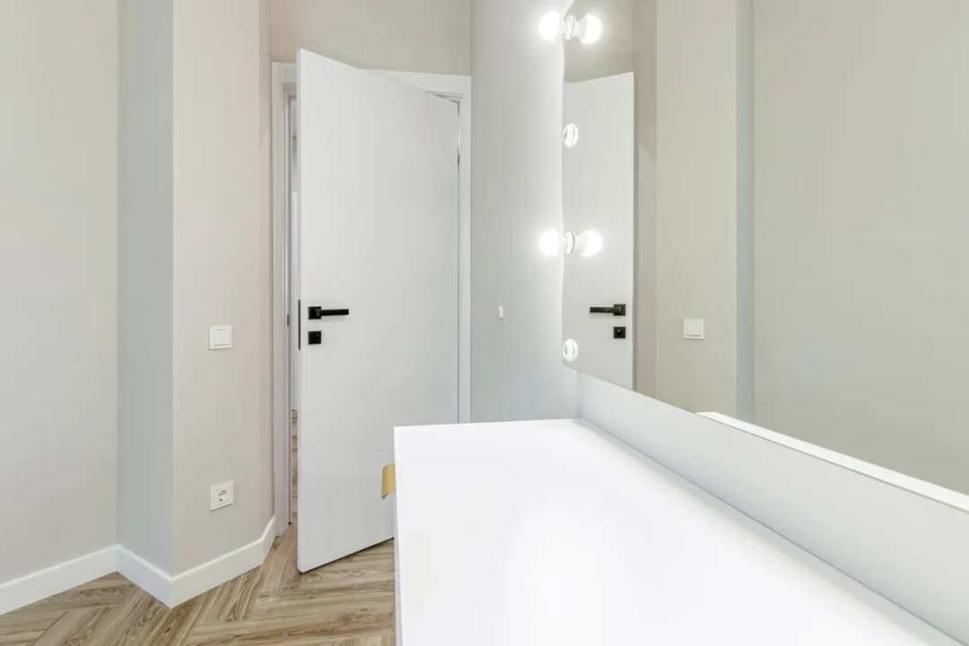 Jakie drzwi do łazienki w bloku wybrać: praktyczny poradnik budowlany