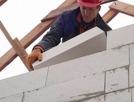 Murowanie na klej czy zaprawę? Unikaj kosztownych błędów w budowie