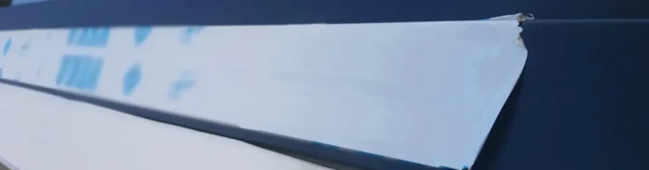 Skuteczne sposoby na usunięcie folii z parapetu zewnętrznego bez problemów