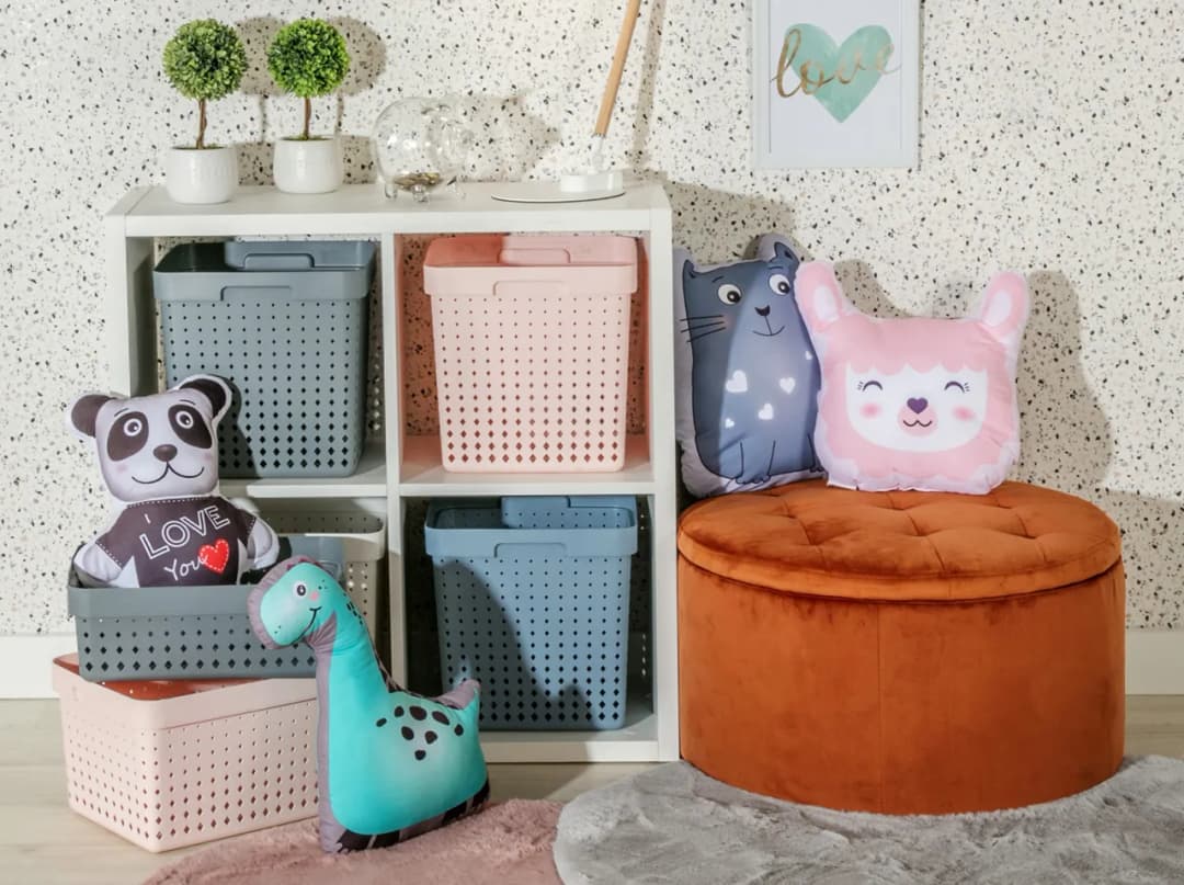 Skuteczne sposoby na przechowywanie zabawek w salonie bez bałaganu i chaosu