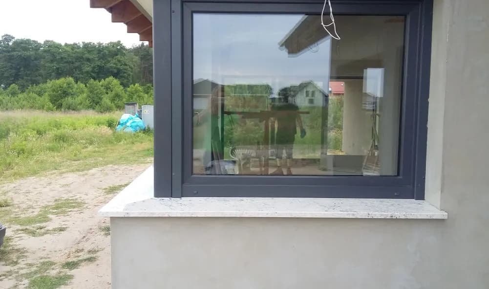 Jaki parapet zewnętrzny pasuje do okien antracytowych? Sprawdź praktyczne porady