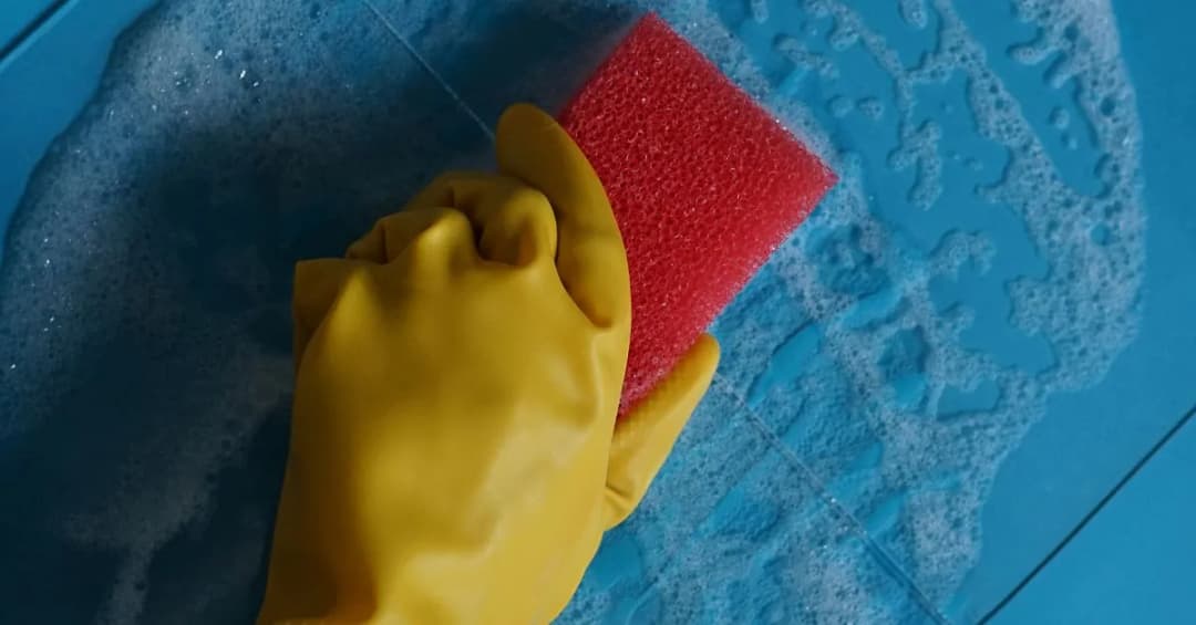 Jak skutecznie czyścić gres? Sprawdzone metody i środki na trudne zabrudzenia