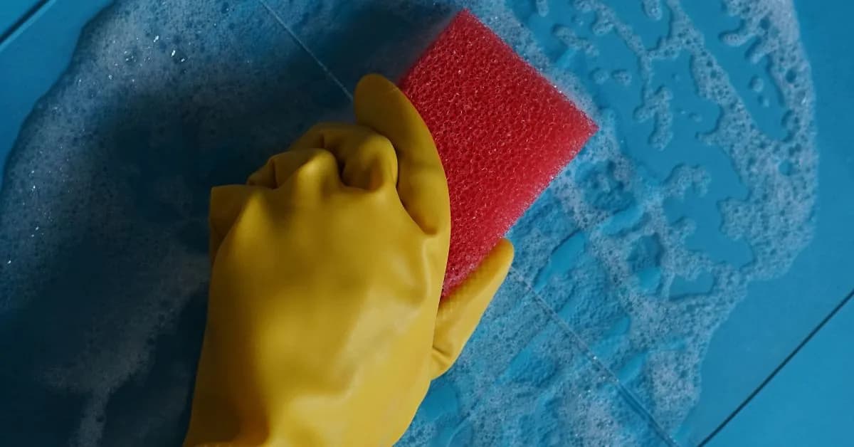 Jak skutecznie czyścić gres? Sprawdzone metody i środki na trudne zabrudzenia