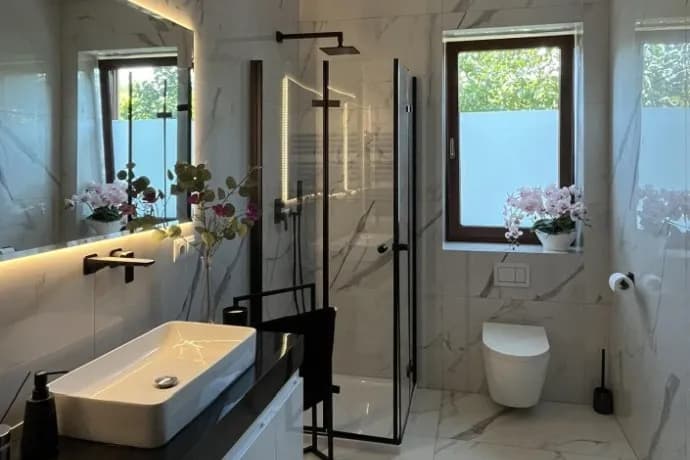 Jak rozmieścić halogeny w małej łazience: poradnik optymalnego oświetlenia