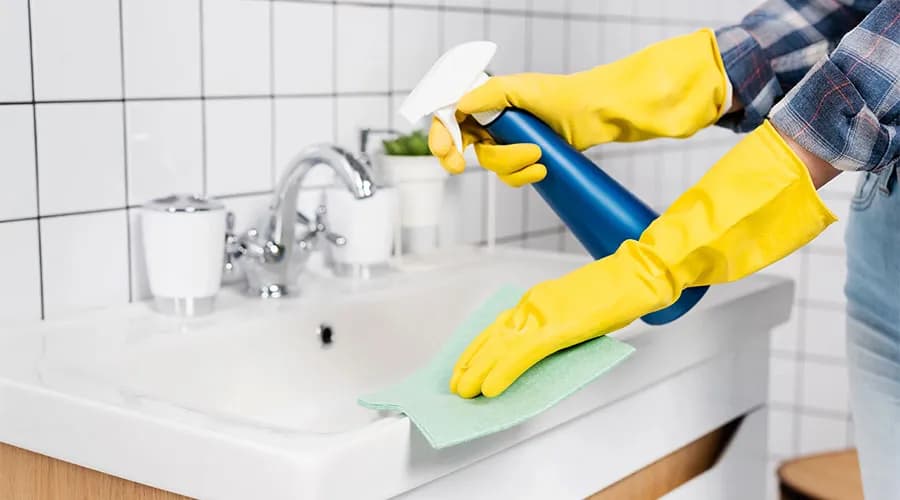 Jak usunąć pleśń z łazienki: 5 sprawdzonych sposobów na czystą łazienkę