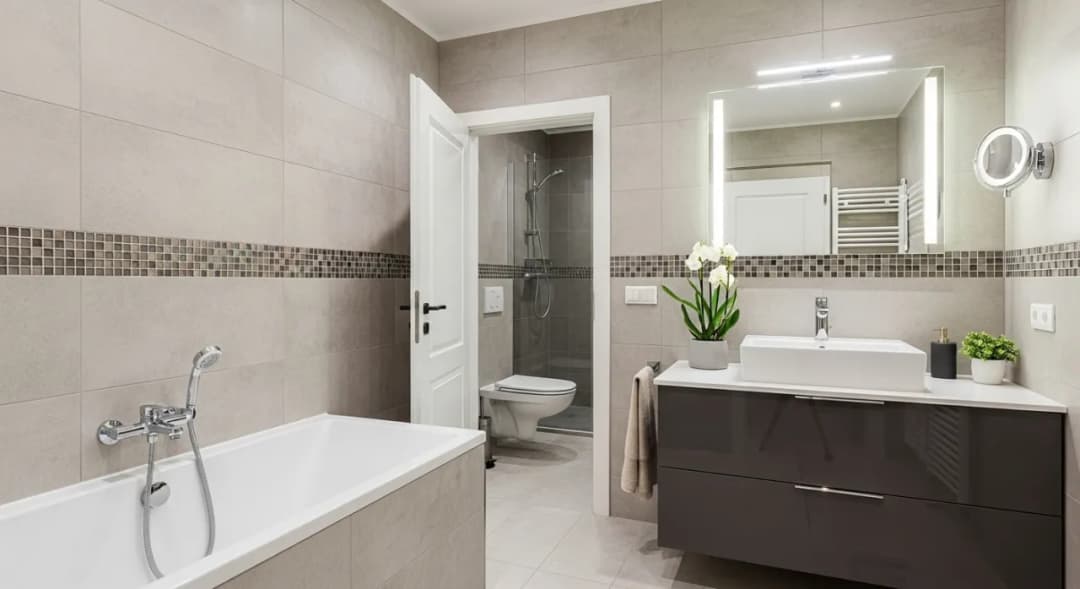 Kreatywne pomysły czym ozdobić łazienkę: 8 sprawdzonych inspiracji