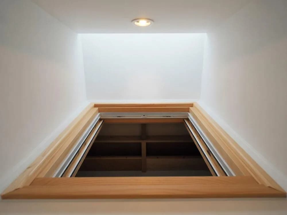 Jak skutecznie zamaskować wejście na strych – proste i praktyczne sposoby