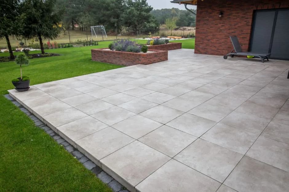 Jaki gres na taras wybrać, aby uniknąć błędów i cieszyć się trwałością?