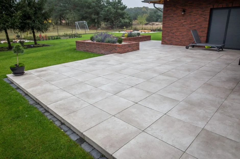 Jaki gres na taras wybrać, aby uniknąć błędów i cieszyć się trwałością?