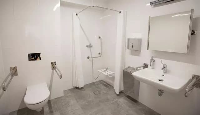 Jak powinna wyglądać łazienka dla niepełnosprawnych - kompletne wymogi 2024