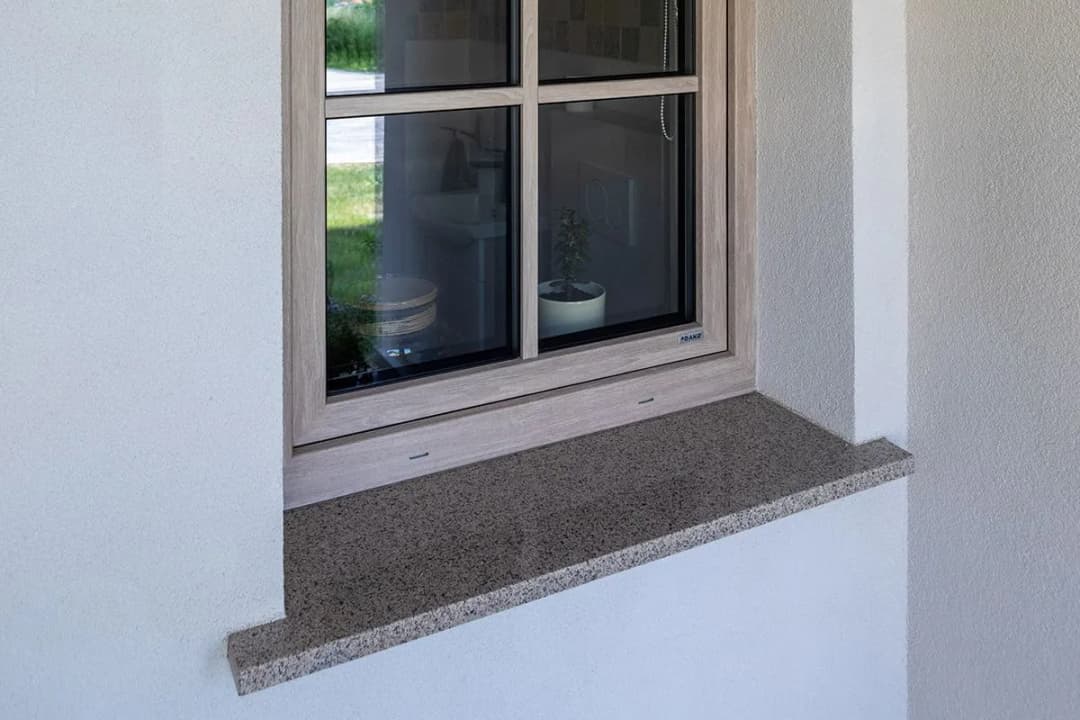 Czy wpuszczać parapet zewnętrzny w ścianę? Przewaga i wady tego rozwiązania