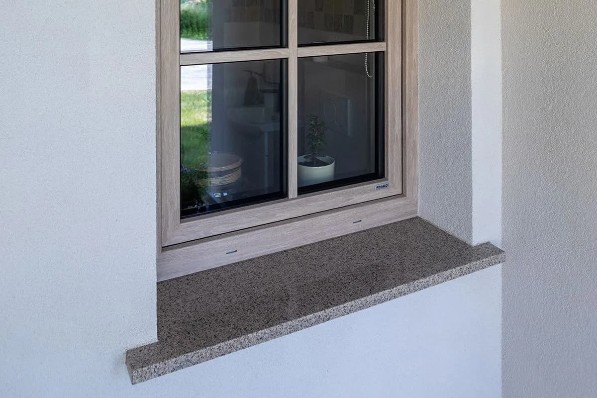 Czy wpuszczać parapet zewnętrzny w ścianę? Przewaga i wady tego rozwiązania