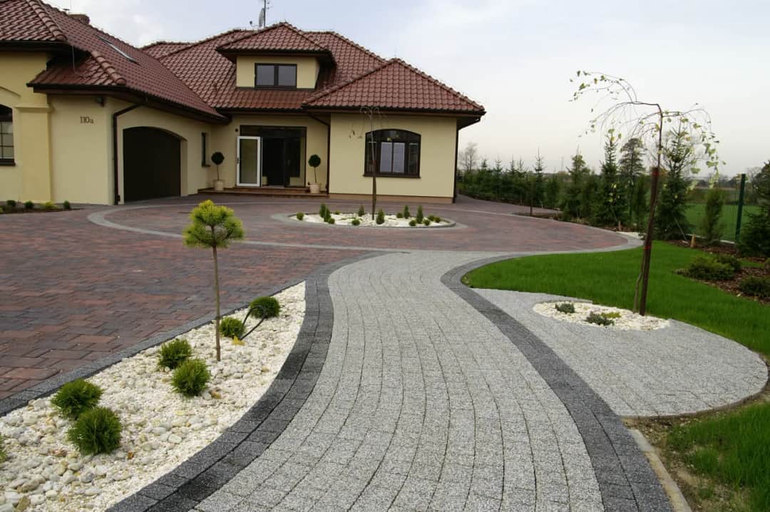 Kostka brukowa przed czy po elewacji? Uniknij błędów w kolejności prac budowlanych