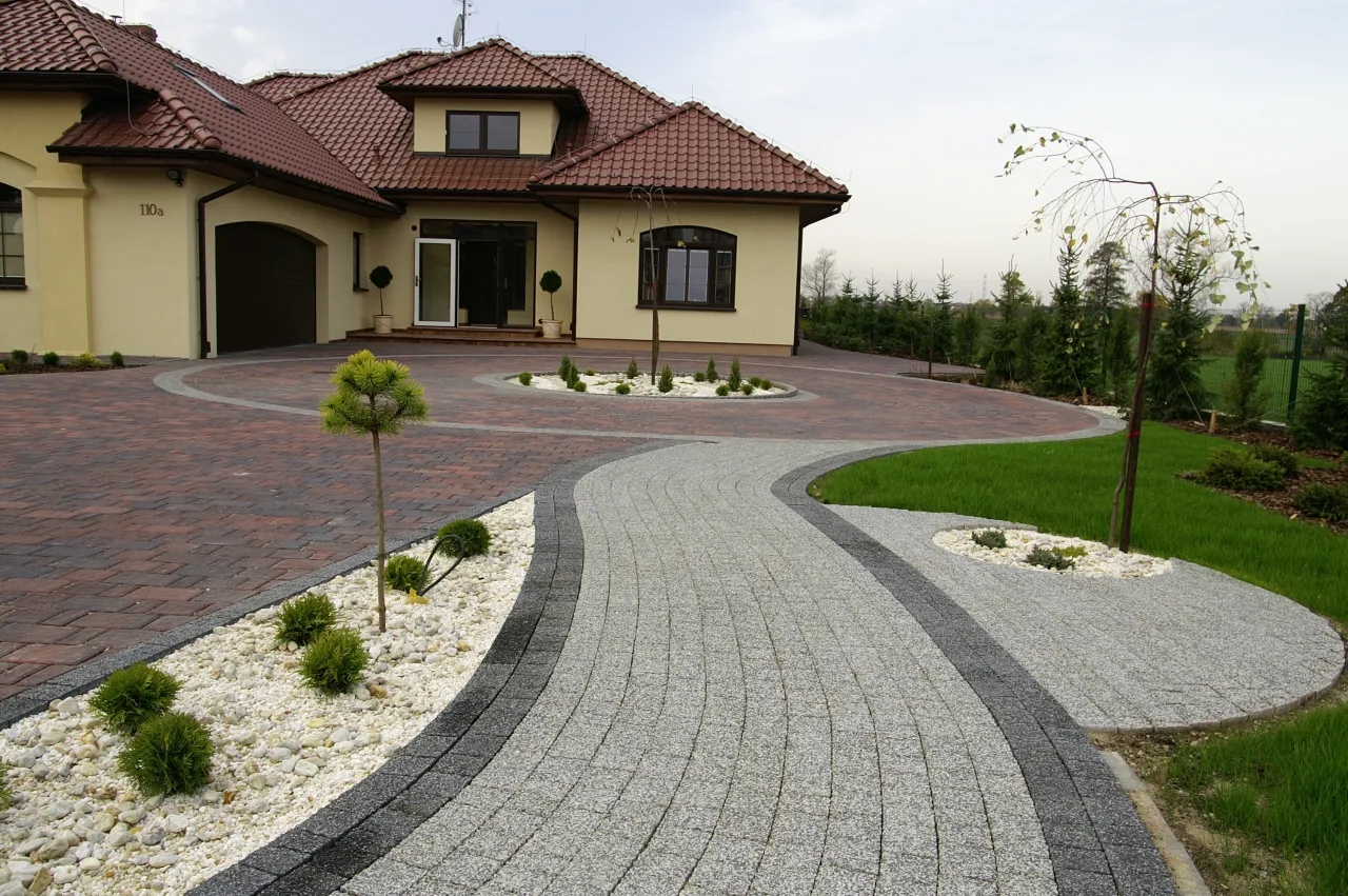 Kostka brukowa przed czy po elewacji? Uniknij błędów w kolejności prac budowlanych