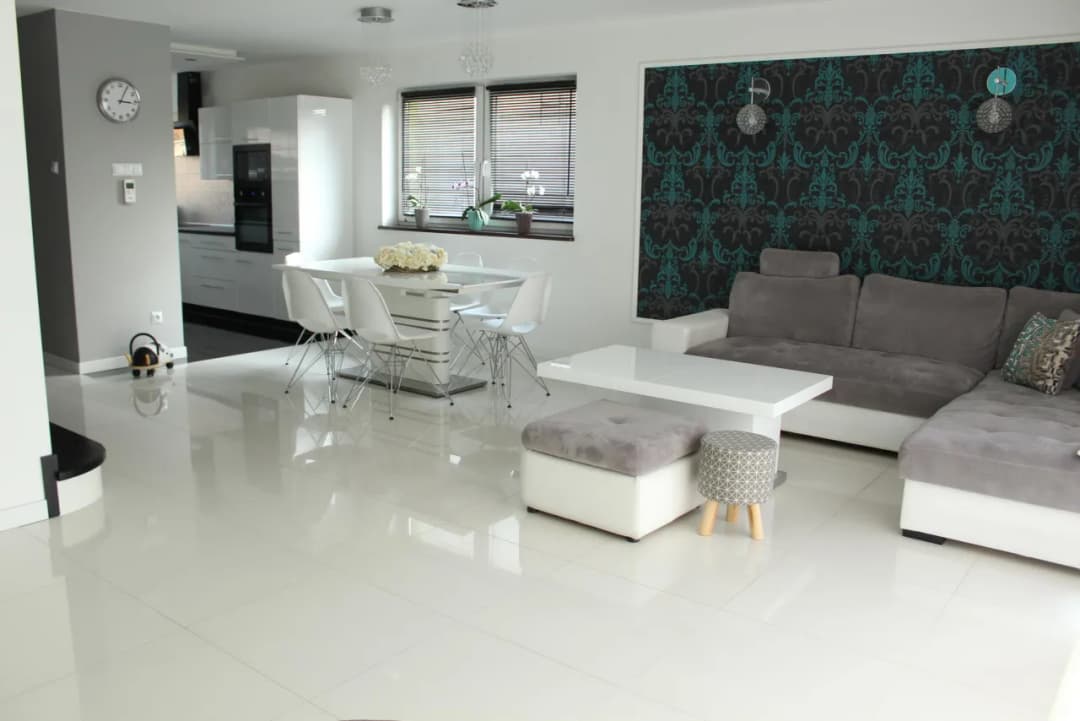 Płytki czy panele w salonie – co wybrać, by uniknąć błędów i cieszyć się piękną podłogą?