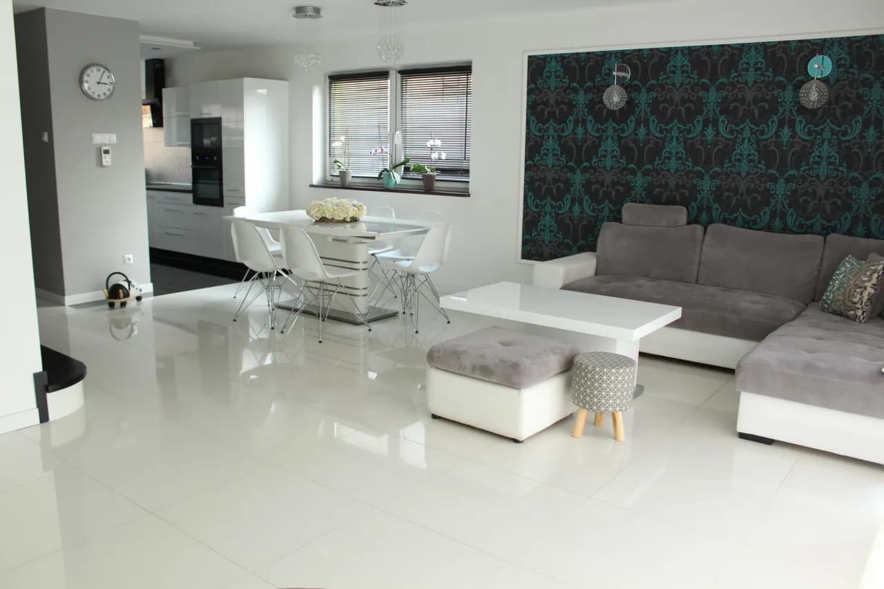 Płytki czy panele w salonie – co wybrać, by uniknąć błędów i cieszyć się piękną podłogą?