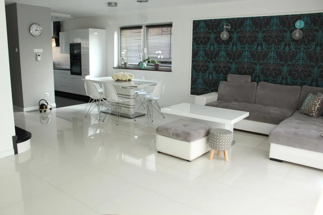 Płytki czy panele w salonie – co wybrać, by uniknąć błędów i cieszyć się piękną podłogą?