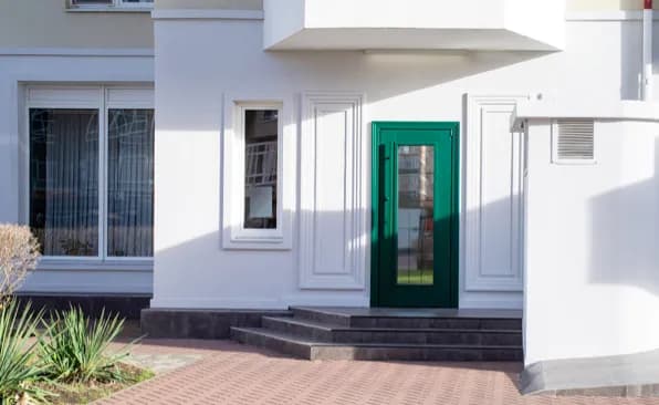 drzwi wejściowe z przeszkleniem